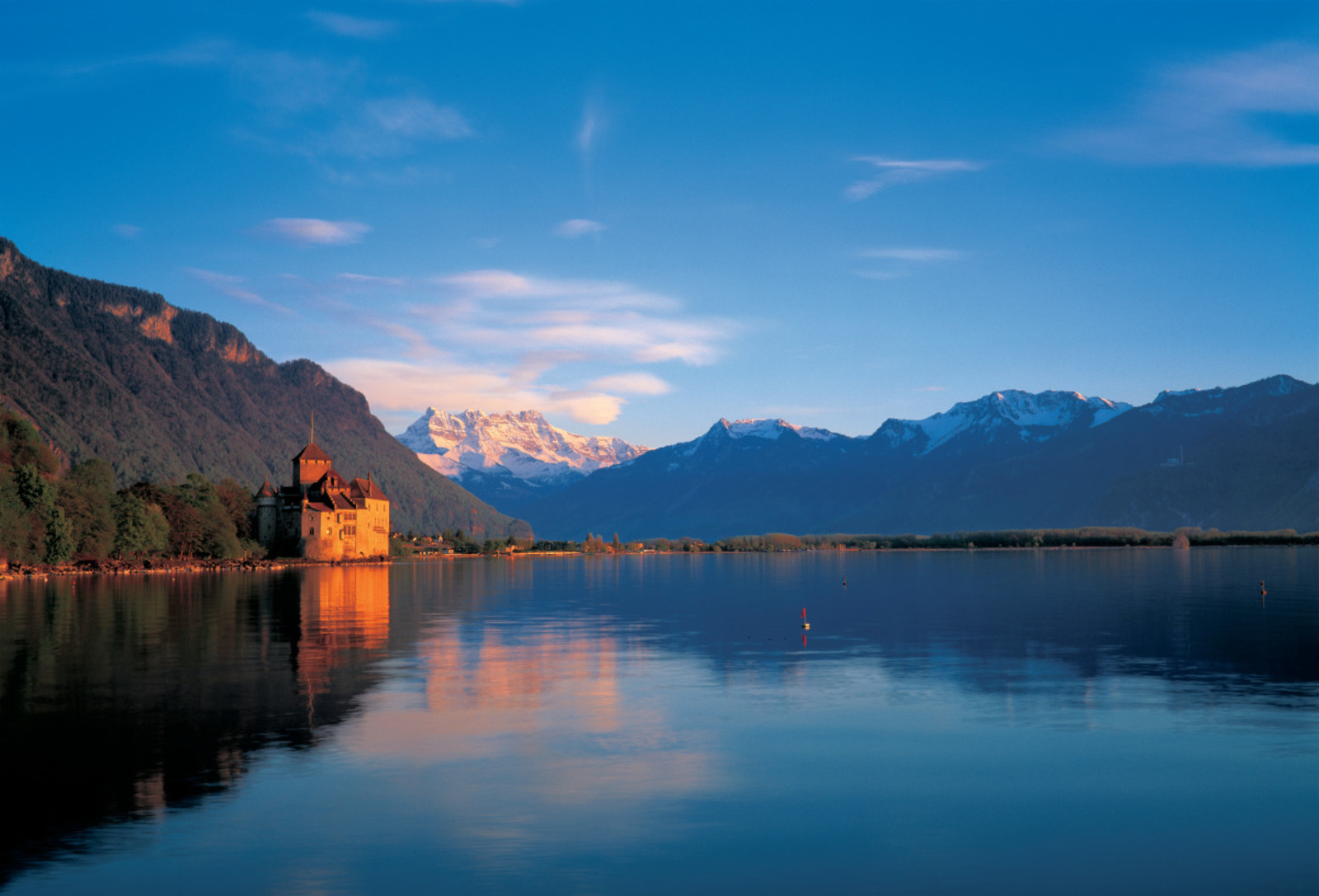 Vue sur le Ch&acirc;teau de Chillon, le lac L&eacute;man et les Alpes