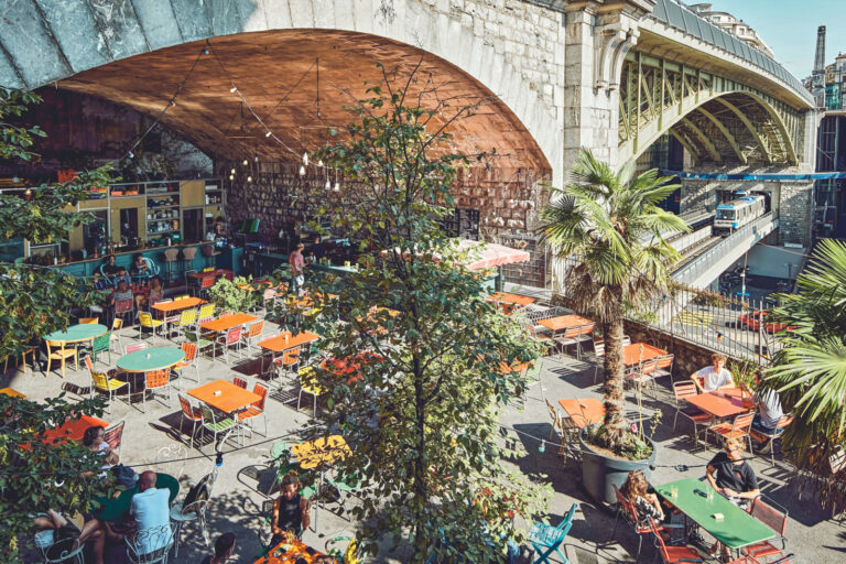 Terrasse des Grandes Roches sous le Pont Bessieres avec vue sur le metro m2. Campagne Suisse Tourisme ete 2022 - ville verte / terrasses.