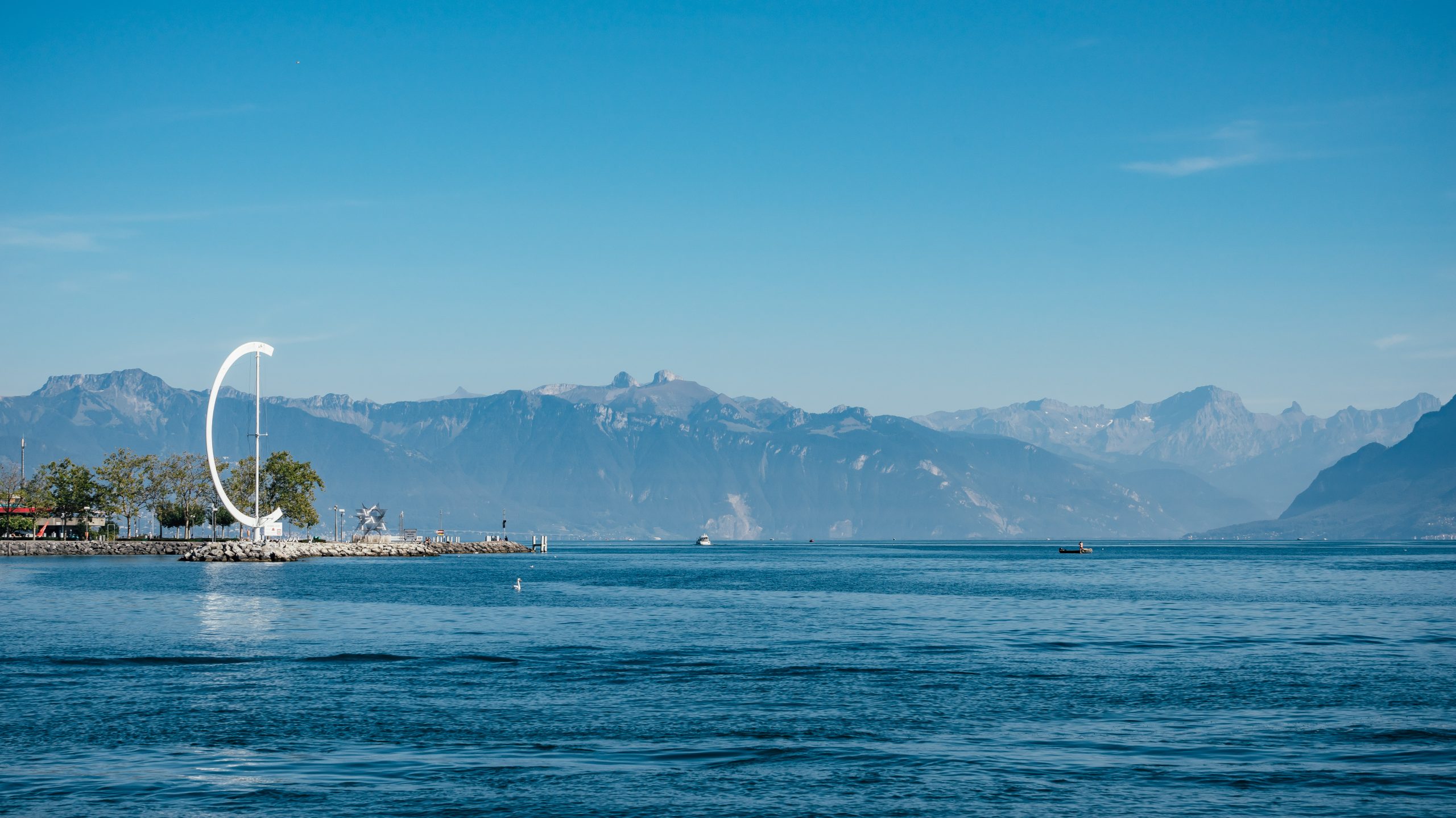 Vue sur le lac les montagnes et l'Eole a Ouchy