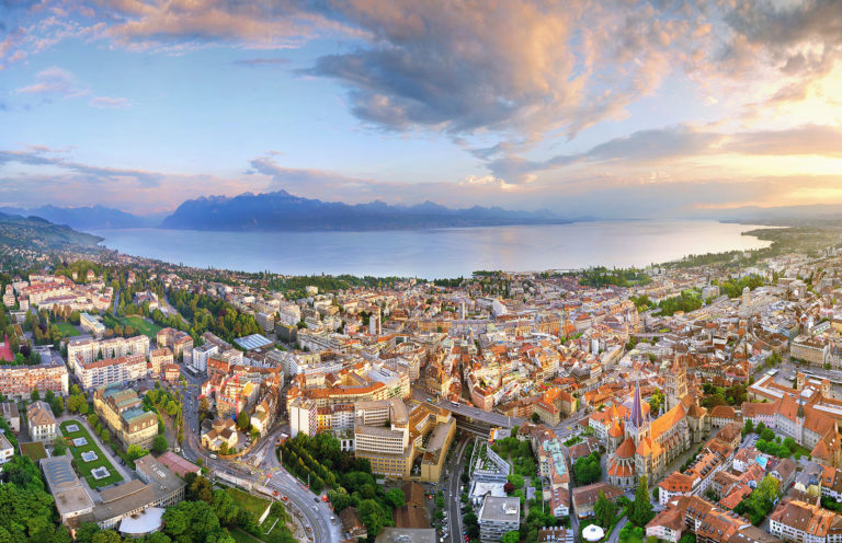 Vue panoramique de Lausanne, prise de vue dr&ocirc;ne,   juin 2017
