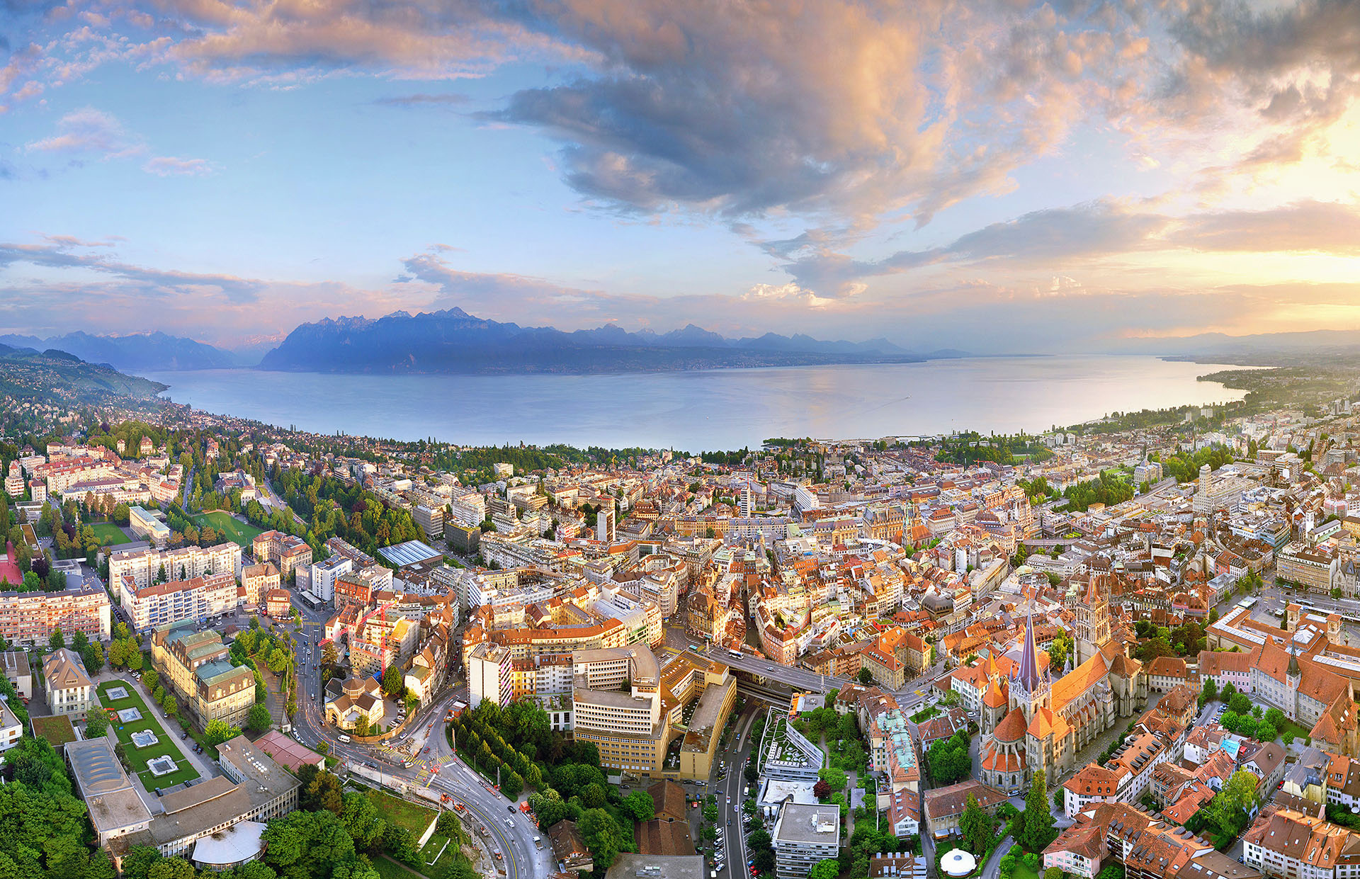 Vue panoramique de Lausanne, prise de vue dr&ocirc;ne,   juin 2017