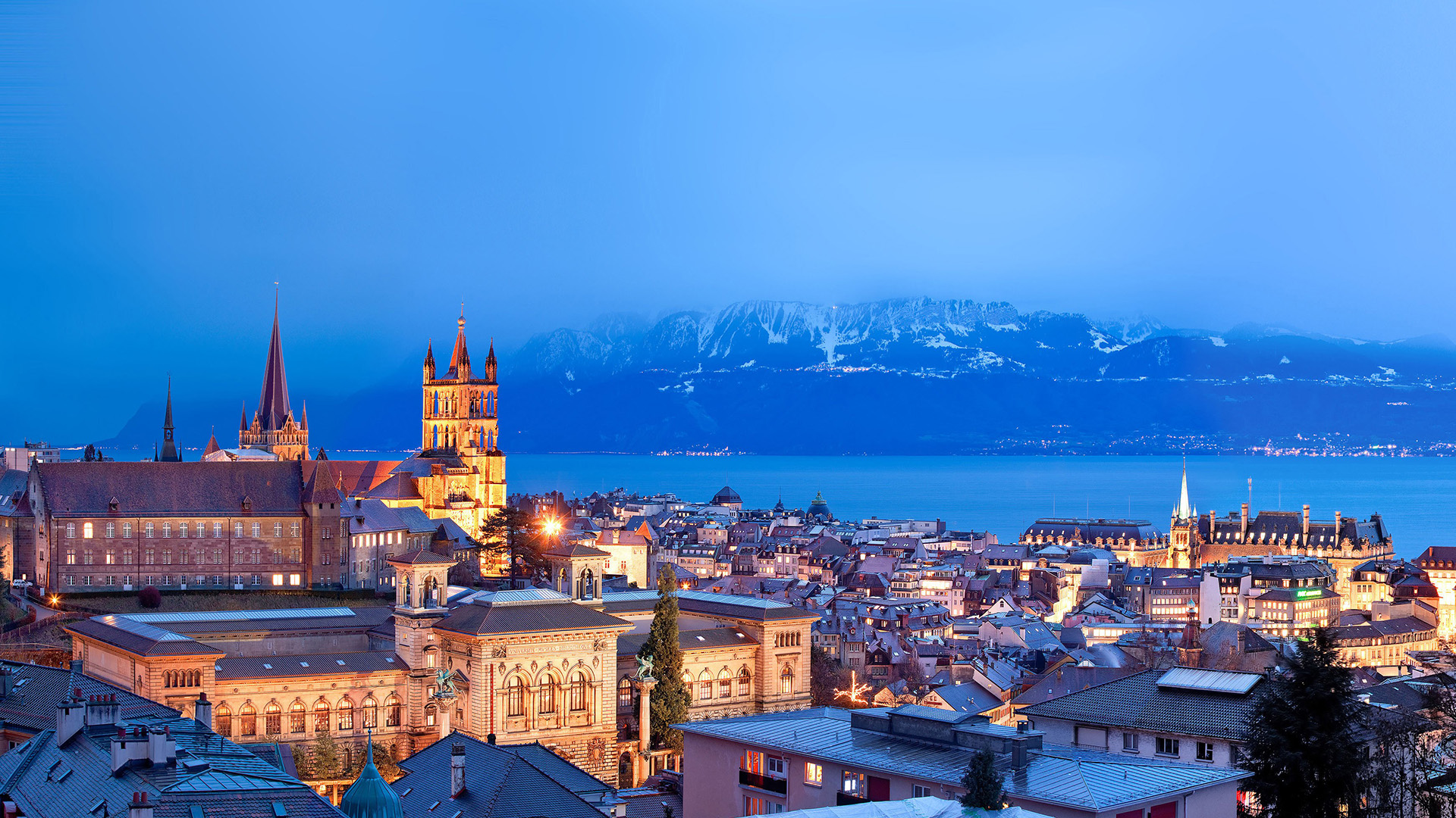Panorama sur Lausanne au cr&eacute;puscule
