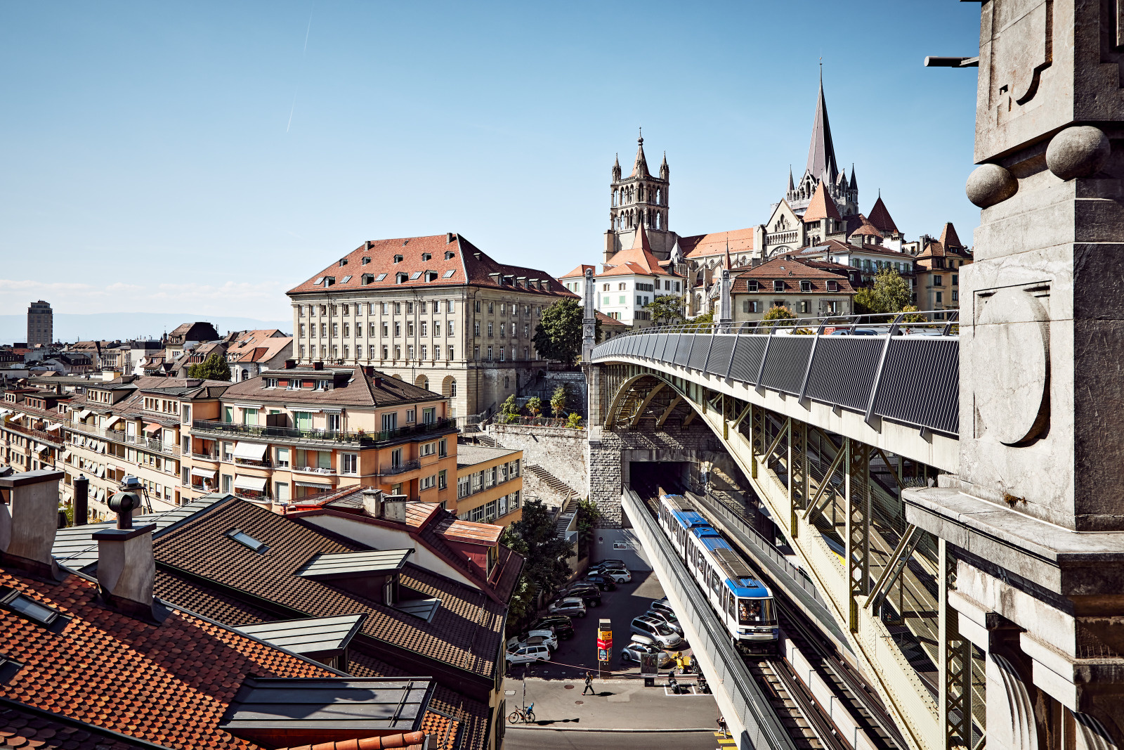 Vue sur la Cathedrale de Lausanne le m2 sous le Pont Bessieres et la terrasse des Grandes Roches